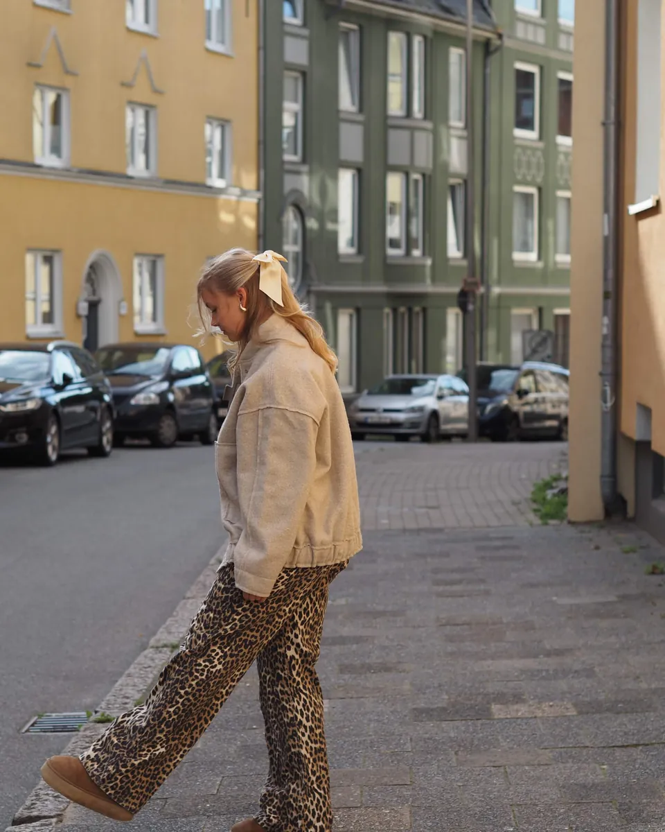 Blondes Haar mit champagnerfarbener Seidenschleife