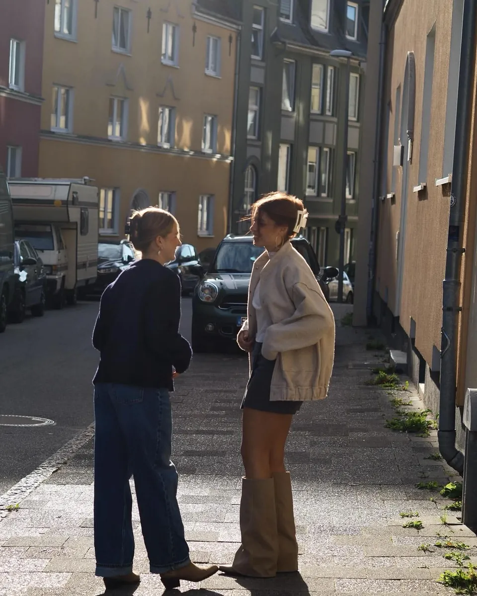 Zwei Frauen auf der Straße, Haarklammer Nachtblau Large