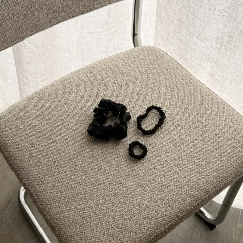 Seidenscrunchie Fluffig – Schwarz