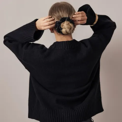 Seidenscrunchie Fluffig – Schwarz