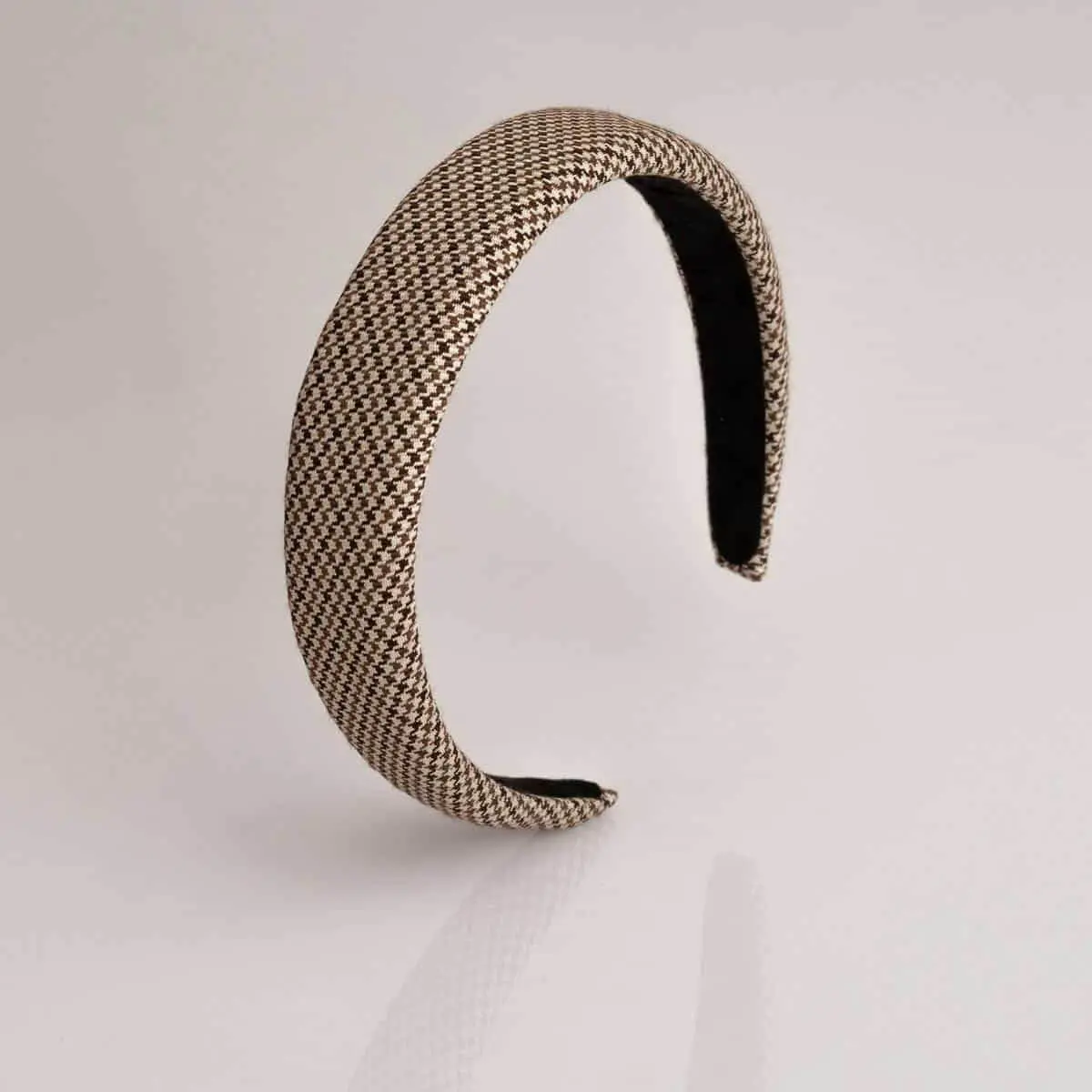 Verstellbarer Haarreif, der das Haar an Ort und Stelle hält, ohne hinter den Ohren zu drücken.