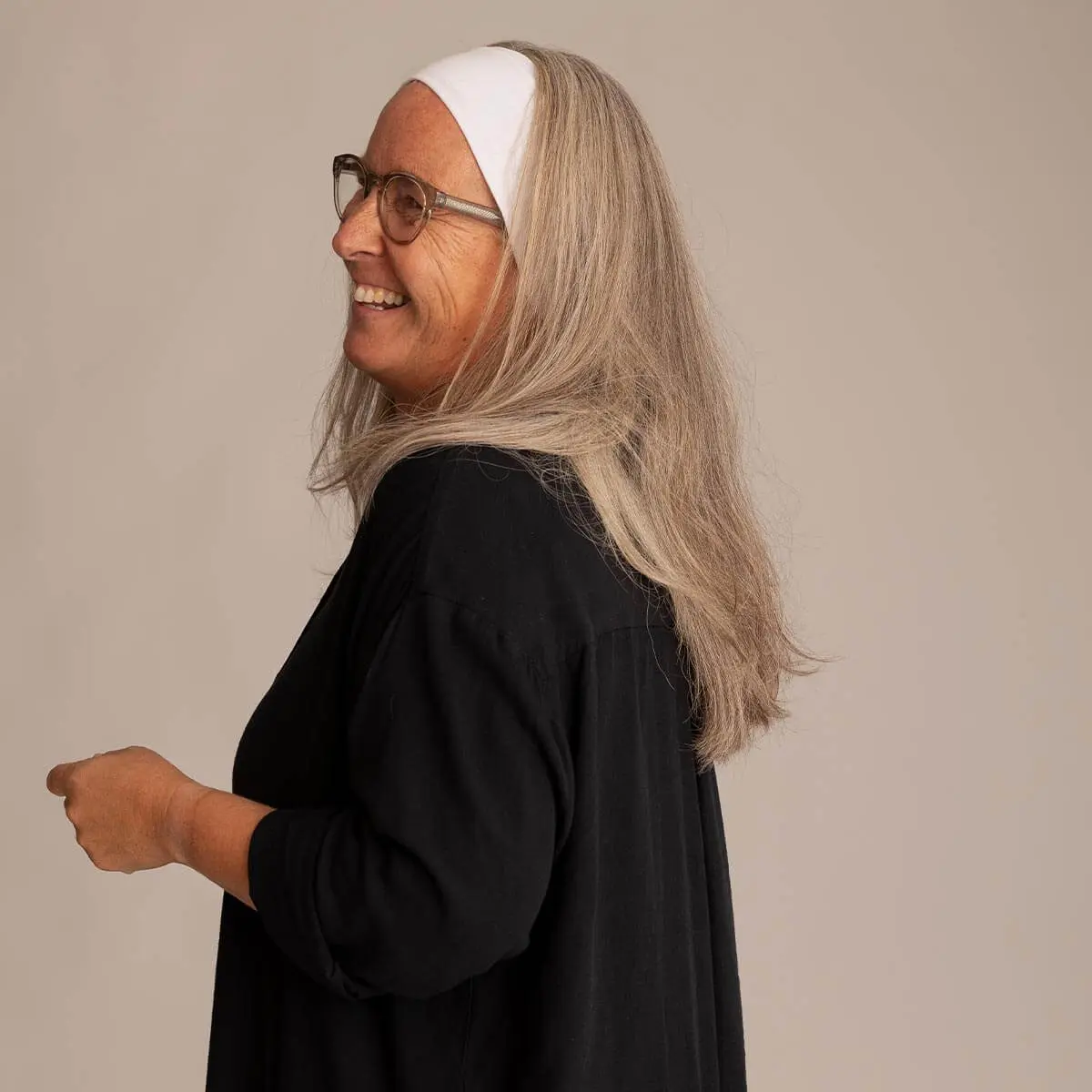 Weißes Haarband. Studioaufnahme.