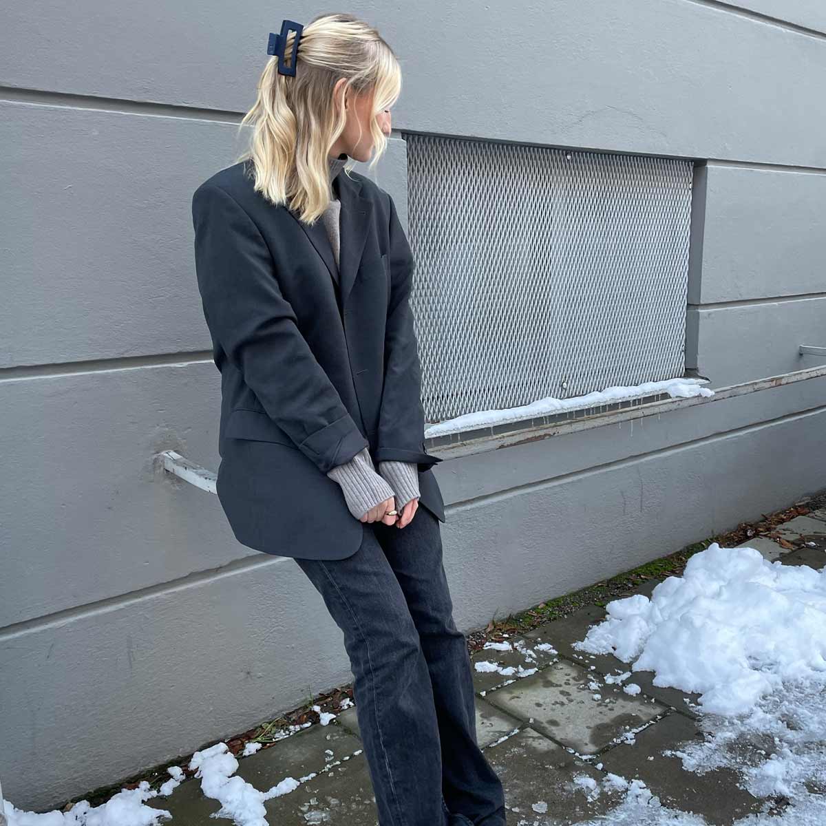 Eine mitternachtsblaue Haarspange in mittlerer Größe im halb hochgesteckten Haar