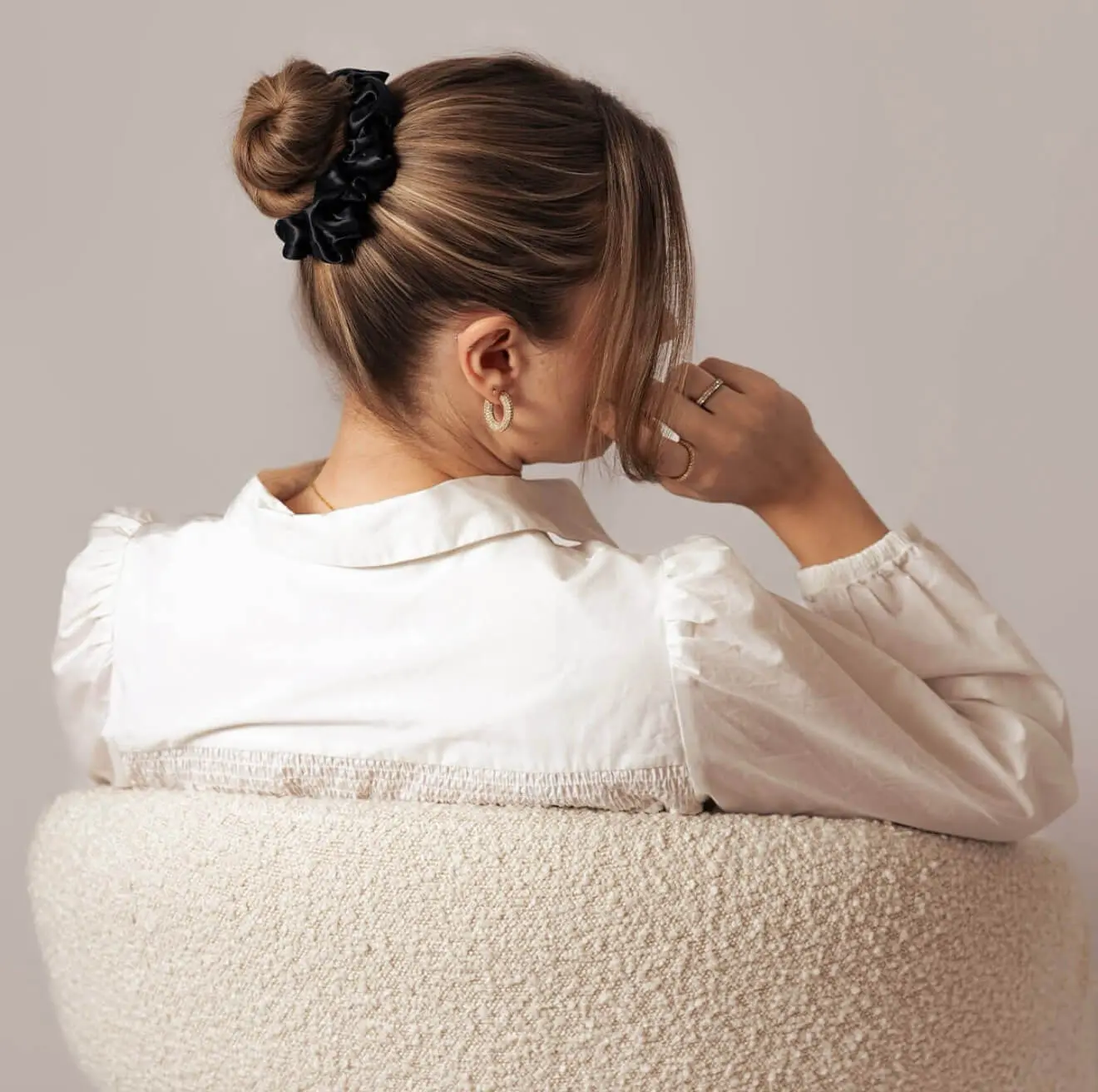 Seidenscrunchie Fluffig - Schwarz – Bild 2