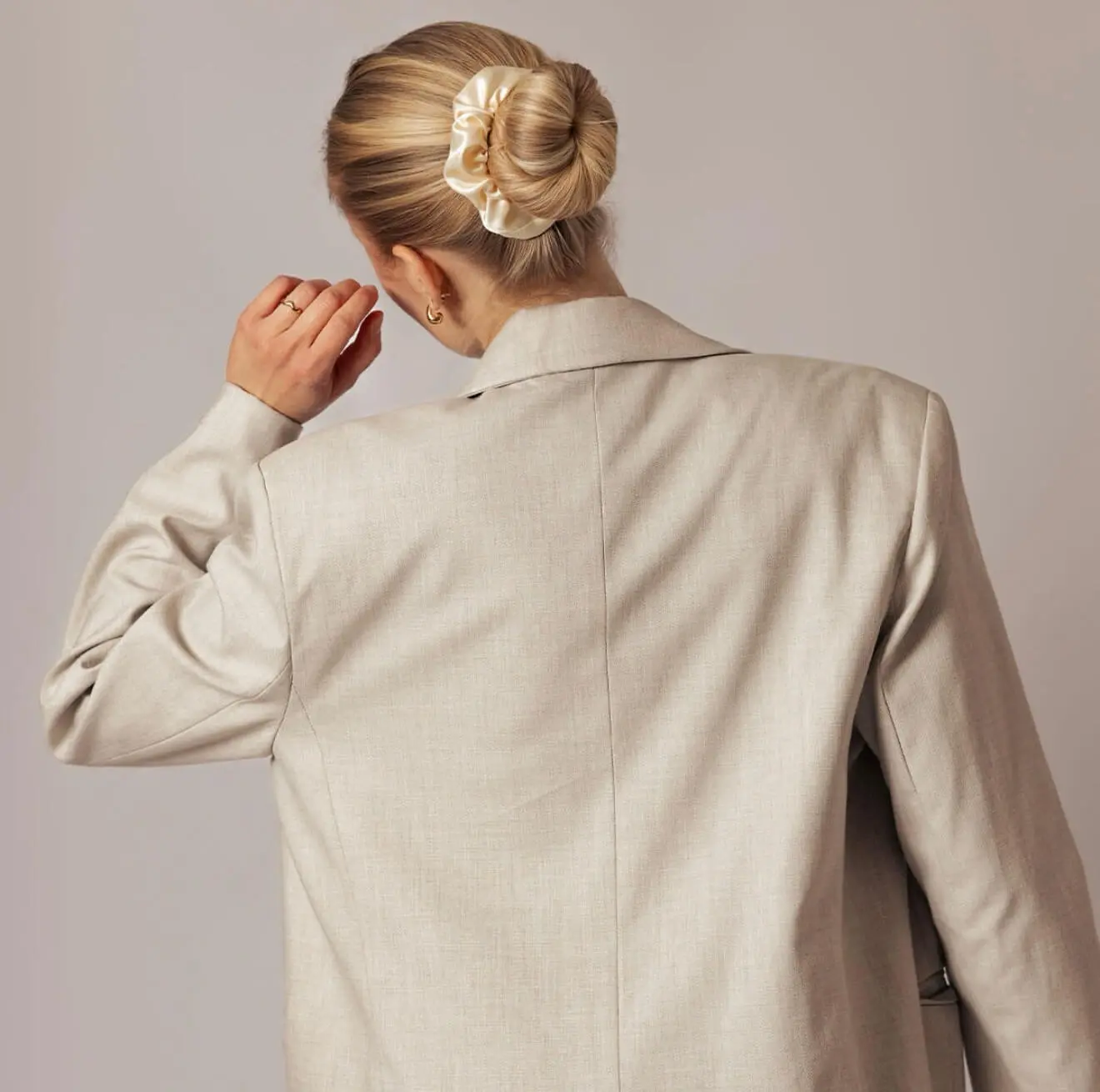 Seidenscrunchie Fluffig - Champagner – Bild 2