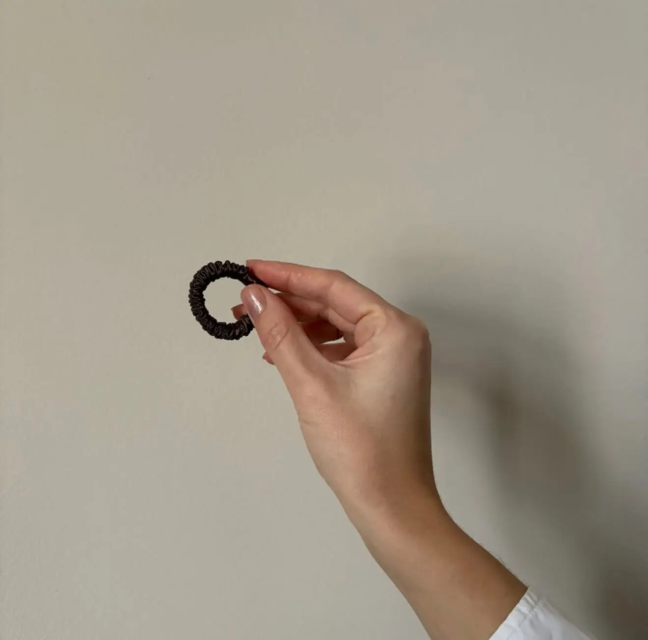 Seidenscrunchie Mini - Schokobraun – Bild 5